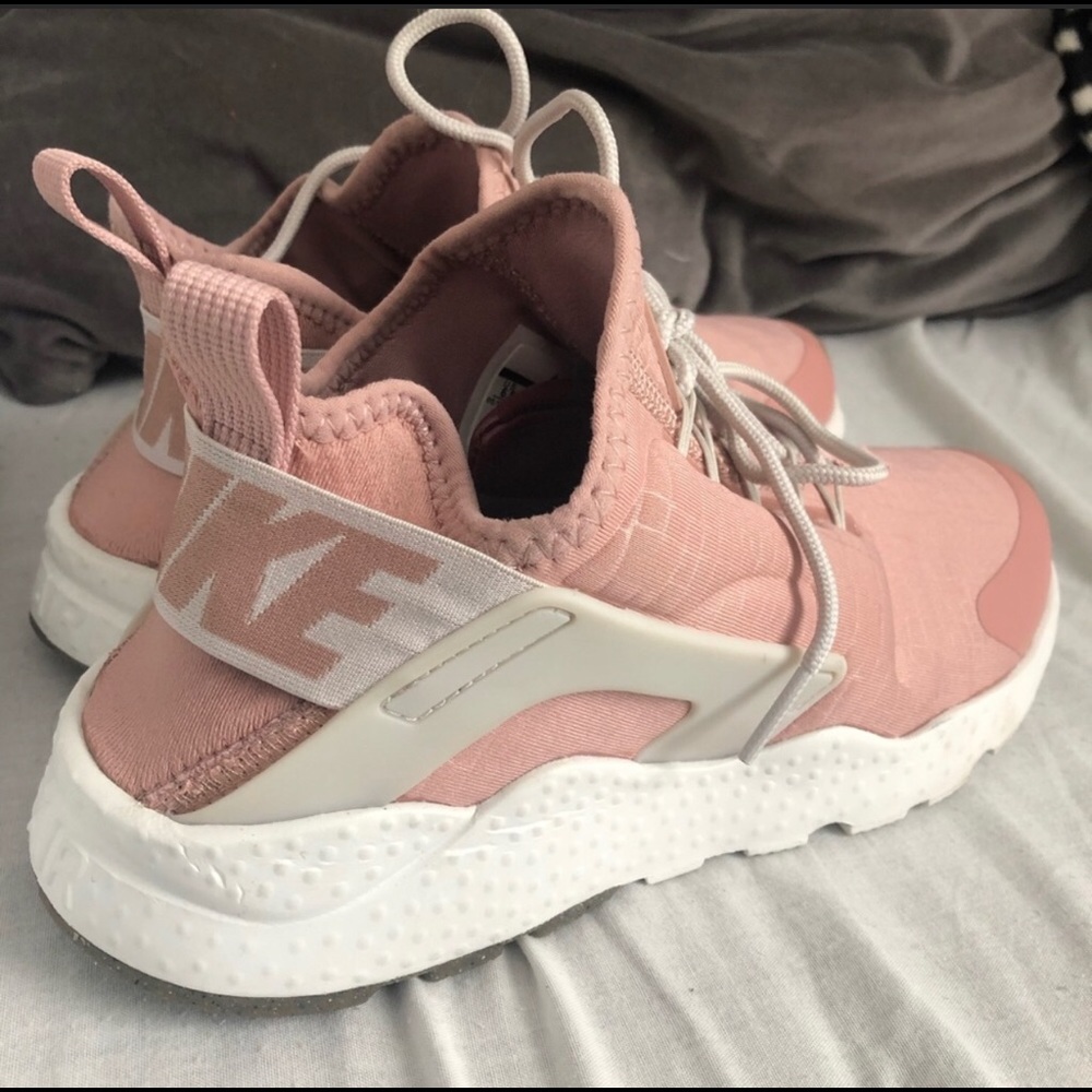 Women’s pink Nike Huaraches